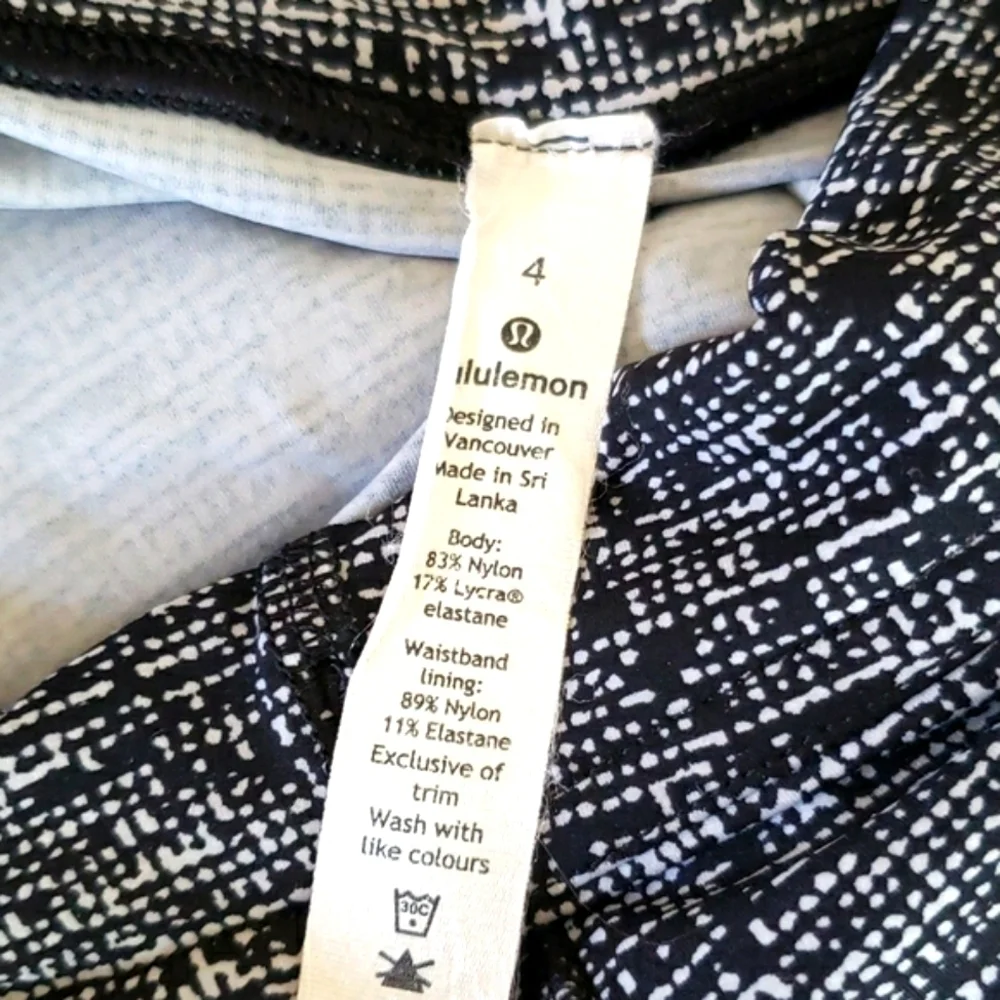 Lululemon black and white capri yoga sports women's leggings size 4